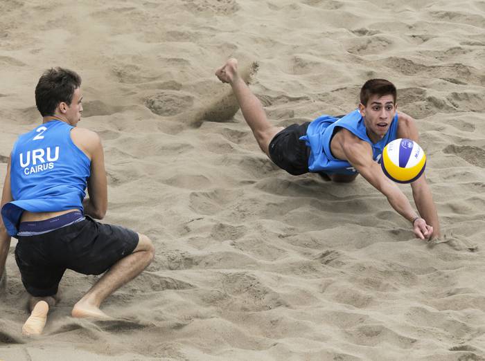 Marco Cairus Lucarelli y Mauricio Vieyto, dupla uruguaya de beach volley, durante el partido con Cuba, en los juegos Panamericanos Lima 2019. f · Foto: Paul Vallejos, Lima 2019