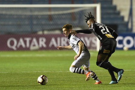 Bruno Veglio, de Wanderers, Matheus Jesus, de Corinthians, en el partido revancha de los Octavos de Final de la Copa Sudamericana, en el estadio Gran Parque Central. · Foto: Fernando Morán Bruno Veglio, de Wanderers, Matheus Jesus, de Corinthians, en el partido revancha de los Octavos de Final de la Copa Sudamericana, en el estadio Gran Parque Central. · Foto: Fernando Morán