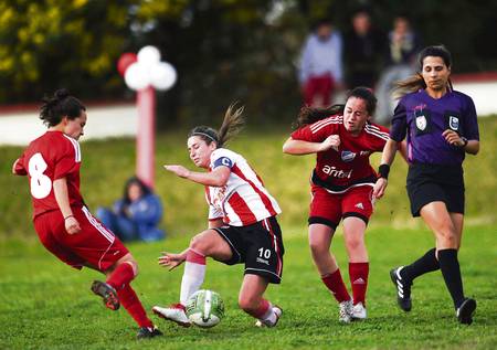 Eliana Arechichu, de River Plate (San José), María e Ivanna Sierra, de Nacional (Florida), y Jennifer Mogordoy, árbitra del juego revancha de los cuartos de final de la 16ª Copa Nacional de Fútbol Femenino, el domingo, en el Parque Menéndez Celentano, en San José. · Foto: Fernando Morán Eliana Arechichu, de River Plate (San José), María e Ivanna Sierra, de Nacional (Florida), y Jennifer Mogordoy, árbitra del juego revancha de los cuartos de final de la 16ª Copa Nacional de Fútbol Femenino, el domingo, en el Parque Menéndez Celentano, en San José. · Foto: Fernando Morán