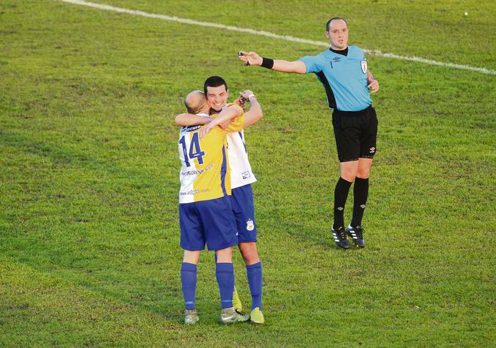 Michel Miranda (14), Juan Sandin y el árbitro Jorge Burgos, tras el segundo gol de Bella Vista, convertido por
Miranda. · Foto: Pablo Vignali