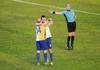 Michel Miranda (14), Juan Sandin y el árbitro Jorge Burgos, tras el segundo gol de Bella Vista, convertido por
Miranda. Michel Miranda (14), Juan Sandin y el árbitro Jorge Burgos, tras el segundo gol de Bella Vista, convertido por
Miranda.