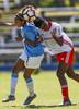 Juliana Viera, de Uruguay, y Najela Souza, de Internacional de Porto Alegre, ayer, en el estadio José Nasazzi. · Foto: Mariana Greif Juliana Viera, de Uruguay, y Najela Souza, de Internacional de Porto Alegre, ayer, en el estadio José Nasazzi. · Foto: Mariana Greif