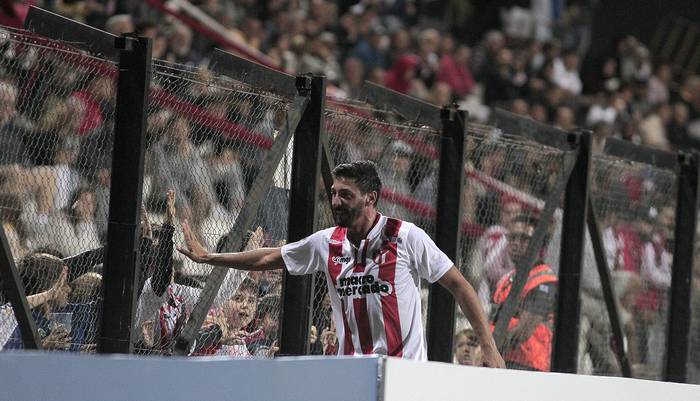 Juan Manuel Olivera, autor del gol de River Plate a Atlético Grau, cuando fue sustituído, en el Parque Viera. · Foto: .