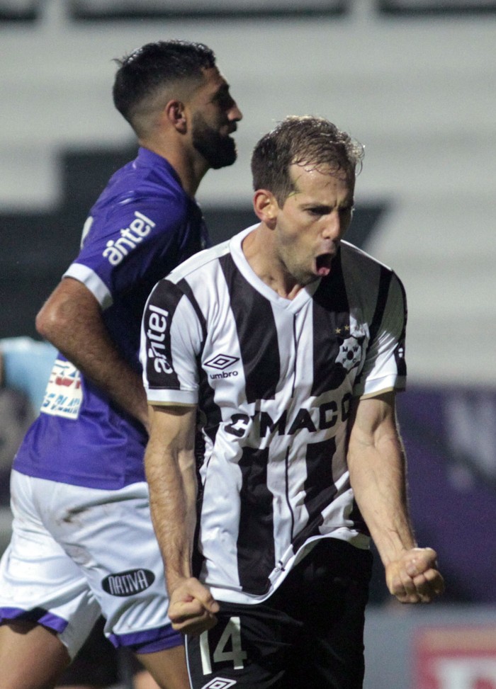 Diego Riolfo festeja el segundo gol de Wanderers a Defensor Sporting, anoche, en el estadio Luis Franzini. · Foto: .