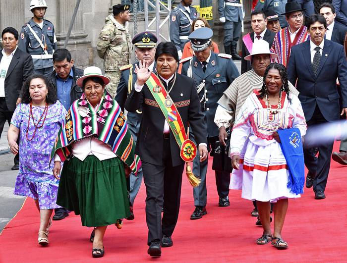 Evo Morales, acompañado por legisladores y autoridades de gobierno, rumbo al Congreso para dar su mensaje a la nación, el 22 de enero, día de la fundación del Estado Plurinacional de Bolivia. · Foto: Aizar Raldes