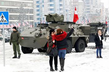 Despliegue de las Fuerzas de Seguridad de Kosovo, integrantes de la fuerza internacional de paz liderada por la OTAN, que reforzó su presencia en la norteña ciudad de Mitrovica, en Kosovo, tras la decisión del parlamento kosovar de transformar las fuerzas de seguridad en un ejército propio. Despliegue de las Fuerzas de Seguridad de Kosovo, integrantes de la fuerza internacional de paz liderada por la OTAN, que reforzó su presencia en la norteña ciudad de Mitrovica, en Kosovo, tras la decisión del parlamento kosovar de transformar las fuerzas de seguridad en un ejército propio.