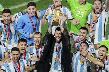 Jugadores de Argentina festejan la obtención de la Copa Mundial, en el estadio Lusail, en Doha (archivo). · Foto: Odd Andersen, AFP