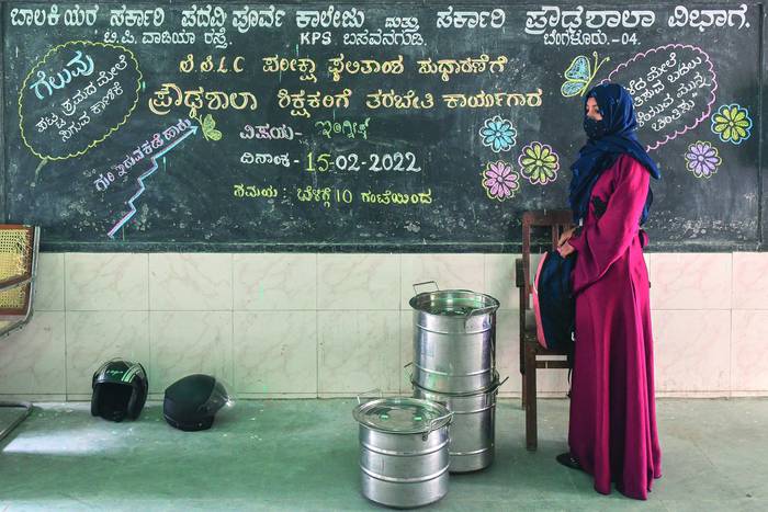 Estudiante durante las oraciones de la mañana en una escuela secundaria para mujeres en Bangalore, el 16 de febrero de 2022. · Foto: Manjunath Kiran, AFP