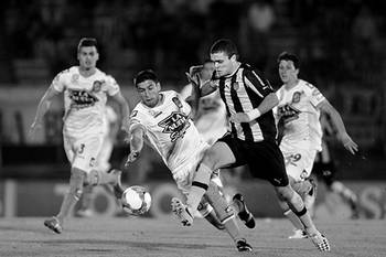 Jonathan Rodríguez, de Peñarol, junto a Diego Braghieri, de Arsenal, anoche en el Centenario. /Foto: Nicolás Celaya Jonathan Rodríguez, de Peñarol, junto a Diego Braghieri, de Arsenal, anoche en el Centenario. /Foto: Nicolás Celaya