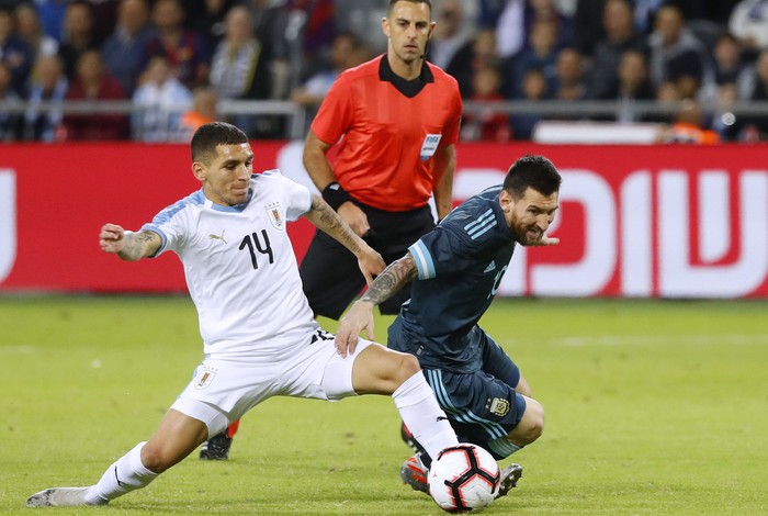 Lucas Torreira y Lionel Messi, durante el partido amistoso entre Argentina y Uruguay, ayer, en el estadio Bloomfield, en Tel Aviv.
 · Foto: Jack Guez, AFP