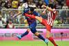 Luis Suárez, de Barcelona, y Stefan Savic, del Atlético de Madrid durante la semifinal de la Supercopa de España, ayer, en Jeddah, Arabia Saudita.
Luis Suárez, de Barcelona, y Stefan Savic, del Atlético de Madrid durante la semifinal de la Supercopa de España, ayer, en Jeddah, Arabia Saudita.