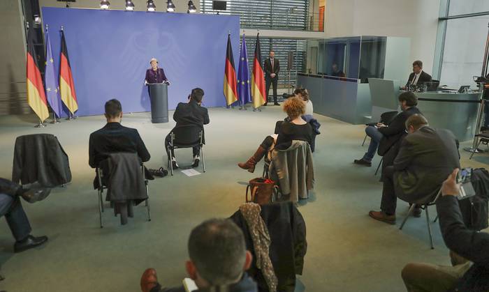 Angela Merkel, canciller alemana, Angela Merkel, lee un comunicado de prensa, donde el número limitado de periodistas permitidos fueron colocados a distancia, ayer, en la Cancillería, en Berlín.
 · Foto: Markus Schreiber, Piscina, AFP