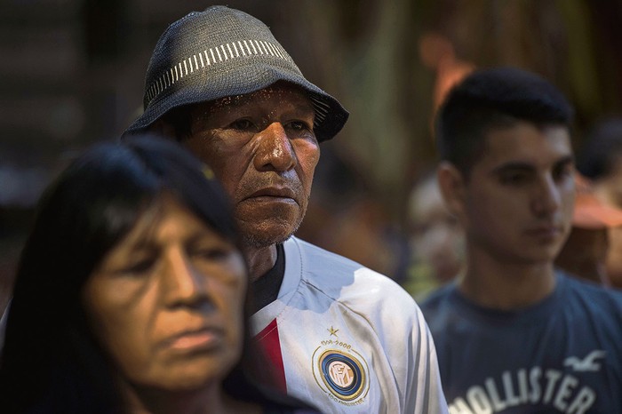 Miembros de la tribu Maka hacen cola para votar, ayer, en un colegio electoral en Mariano Roque Alonso, en las afueras de Asunción, Paraguay.
 · Foto: Eitan Abramovich