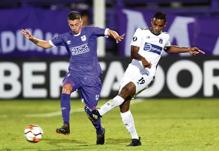 Martin Rabunal, de Defensor Sporting, y Oscar Gonzalez, de Monagas, el 17 de abril.
· Foto: Miguel Rojo Martin Rabunal, de Defensor Sporting, y Oscar Gonzalez, de Monagas, el 17 de abril.
· Foto: Miguel Rojo