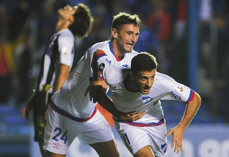 Leandro Barcia y Gonzalo Bergessio, festejan el gol de Nacional a Santos, ayer, en el Gran Parque Central. · Foto: Dante Fernández Leandro Barcia y Gonzalo Bergessio, festejan el gol de Nacional a Santos, ayer, en el Gran Parque Central. · Foto: Dante Fernández