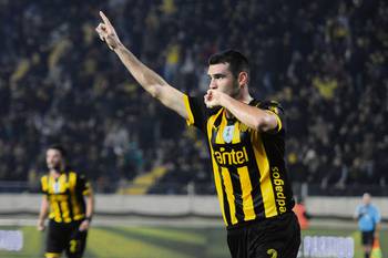 Fabricio Formiliano festeja un gol de Peñarol a Boston River, ayer, en el estadio Campeón del Siglo. Fabricio Formiliano festeja un gol de Peñarol a Boston River, ayer, en el estadio Campeón del Siglo.