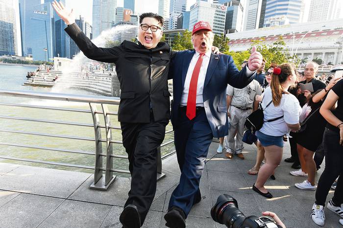Imitadores de Kim Jong Un y Donald Trump, en el parque Merlion, en Singapur.
 · Foto: Roslan Rahman