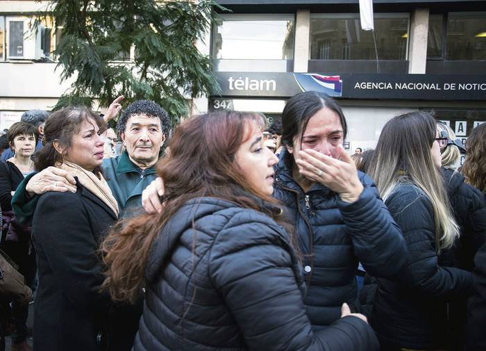 Trabajadores de la agencia estatal de noticias Télam, el 27 de junio, durante una manifestación en Buenos Aires.
 · Foto: Dopacio Damiano