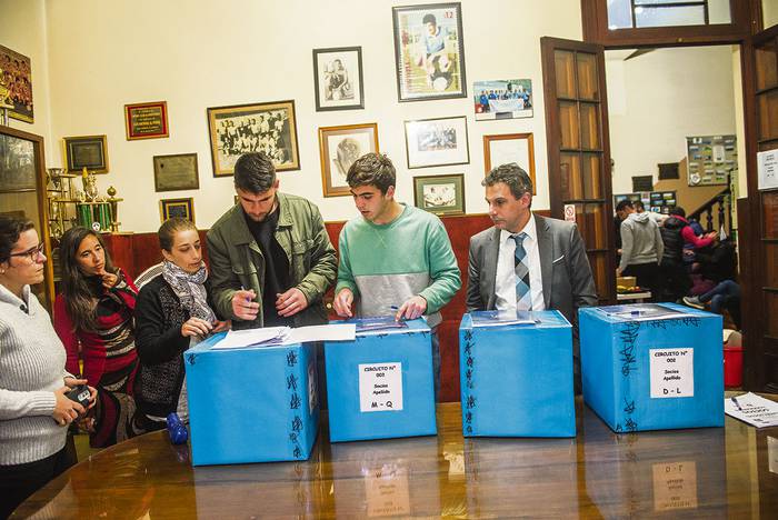 Elecciones, ayer, en la Mutual Uruguaya de Futbolistas Profesionales. · Foto: Andrés Cuenca