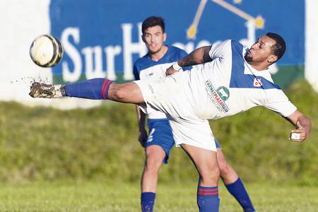 Bruno de Oliveira, de Quilmes, y Jonathan Tabeira, de Libertad, durante el partido de vuelta de las semifinales de 15ª Copa Nacional de Clubes Divisional B, el domingo 5 de agosto en el estadio Álvaro Pérez, en San Carlos. · Foto: Fernando Morán Bruno de Oliveira, de Quilmes, y Jonathan Tabeira, de Libertad, durante el partido de vuelta de las semifinales de 15ª Copa Nacional de Clubes Divisional B, el domingo 5 de agosto en el estadio Álvaro Pérez, en San Carlos. · Foto: Fernando Morán