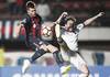 Nicolas Reniero, de San Lorenzo, y Matías Zunino, de Nacional, ayer, en el estadio Pedro Bidegain en Buenos Aires. · Foto: Juan Mabromatta Nicolas Reniero, de San Lorenzo, y Matías Zunino, de Nacional, ayer, en el estadio Pedro Bidegain en Buenos Aires. · Foto: Juan Mabromatta