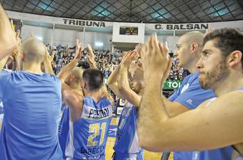 Los jugadores de Uruguay festejan al final del partido con México, ayer, en el Palacio Peñarol. Los jugadores de Uruguay festejan al final del partido con México, ayer, en el Palacio Peñarol.