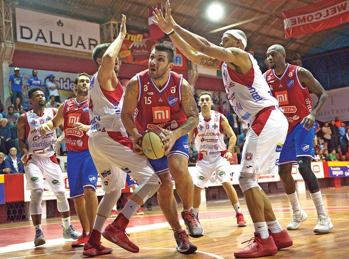 Esteban Batista (c), de Nacional, durante el partido con Welcome. · Foto: Andrés Cuenca