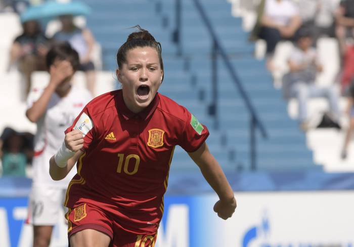 Claudia Pina festeja un gol de España a Corea del Norte, en la Copa Mundial femenino sub 17, el sábado, en el estadio Alberto Suppici, en Colonia. · Foto: Sandro Pereyra