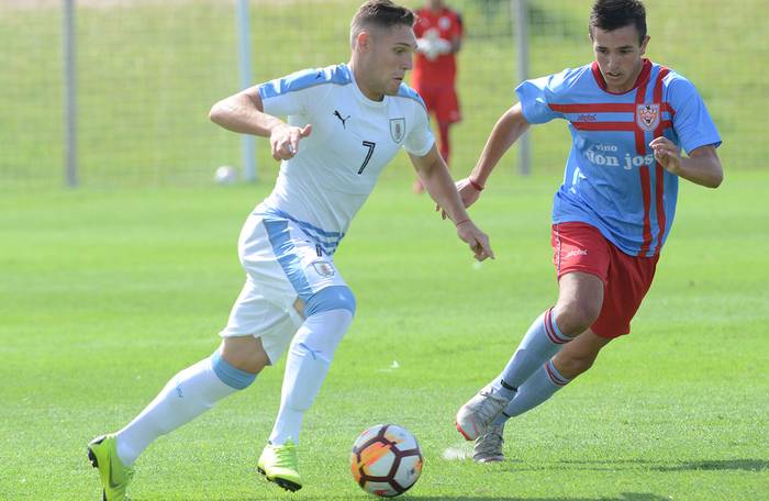 Emiliano Gómez, de la selección de Uruguay, y Valentín Larregui, de San Gregorio, durante un partido amistoso sub-20, ayer, en el Complejo Celeste. · Foto: Pablo Vignali