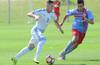 Emiliano Gómez, de la selección de Uruguay, y Valentín Larregui, de San Gregorio, durante un partido amistoso sub-20, ayer, en el Complejo Celeste. · Foto: Pablo Vignali Emiliano Gómez, de la selección de Uruguay, y Valentín Larregui, de San Gregorio, durante un partido amistoso sub-20, ayer, en el Complejo Celeste. · Foto: Pablo Vignali