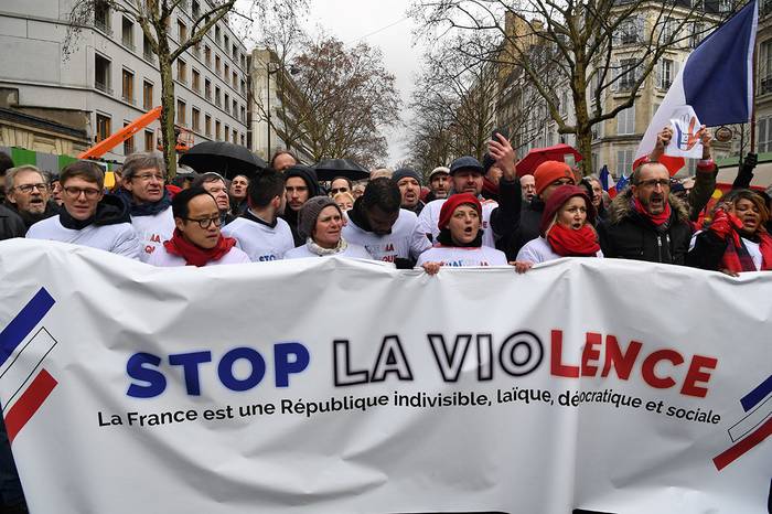 Marcha de 'bufandas rojas', el 27 de enero en París. 
 · Foto: Alain Jocard