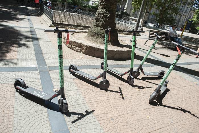 Monopatines eléctricos en la plaza Cagancha. · Foto: Ricardo Antúnez