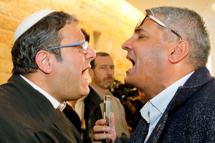Ben Gvir, del partido Poder Judío Itamar (izq.) discute con el candidato árabe israelí Ata Abu Medeghem, de Raam-Balad, el jueves, en Jerusalén.

 · Foto: Gil Cohen-Magen, AFP