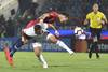 Gonzalo Bergessio, de Nacional, y Fernando Amorebieta, de Cerro Porteño, ayer, en el estadio Pablo Rojas, en Asunción, Paraguay.
· Foto: Norberto Duarte Gonzalo Bergessio, de Nacional, y Fernando Amorebieta, de Cerro Porteño, ayer, en el estadio Pablo Rojas, en Asunción, Paraguay.
· Foto: Norberto Duarte