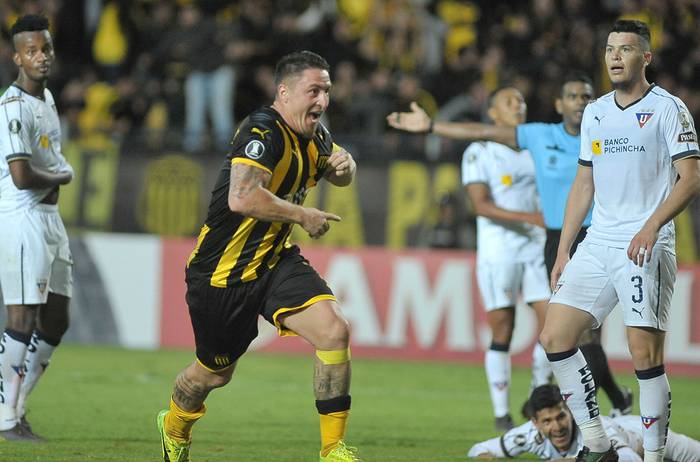 Cristian Rodríguez festeja el gol a Liga de Quito, anoche, en el Campeón del Siglo. · Foto: Dante Fernández