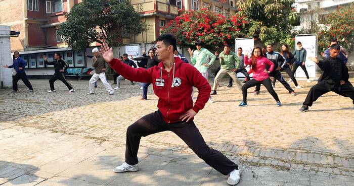 Un entrenador chino de Tai Chi durante un entrenamiento en Katmandú, Nepal.
 · Foto: Sunil Sharma, Xinhua