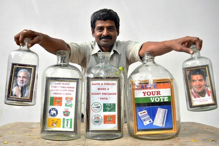 El artista Basavaraj, posa con su creación artística de botellas con retratos del primer ministro indio Narendra Modi y el presidente del Congreso Nacional de la India, Rahul Gandhi.
· Foto: Manjunath Kiran, AFP El artista Basavaraj, posa con su creación artística de botellas con retratos del primer ministro indio Narendra Modi y el presidente del Congreso Nacional de la India, Rahul Gandhi.
· Foto: Manjunath Kiran, AFP