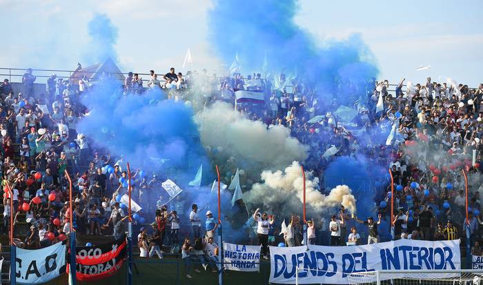 Hinchas Paysandú en las Finales de la 16a Copa Nacional de Selecciones de OFI, en el Estadio Artigas, en Paysandú (archivo, abril de 2019).
 · Foto: Fernando Morán
