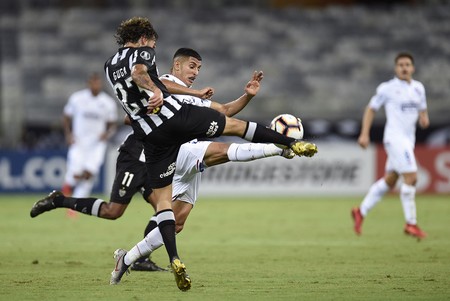Guga, del Atlético Mineiro, y Santiago Rodríguez, de Nacional, ayer, en el Estadio Mineirao, en Belo Horizonte, Brasil.
· Foto: Douglas Magno, AFP Guga, del Atlético Mineiro, y Santiago Rodríguez, de Nacional, ayer, en el Estadio Mineirao, en Belo Horizonte, Brasil.
· Foto: Douglas Magno, AFP