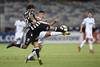 Guga, del Atlético Mineiro, y Santiago Rodríguez, de Nacional, ayer, en el Estadio Mineirao, en Belo Horizonte, Brasil.
· Foto: Douglas Magno, AFP Guga, del Atlético Mineiro, y Santiago Rodríguez, de Nacional, ayer, en el Estadio Mineirao, en Belo Horizonte, Brasil.
· Foto: Douglas Magno, AFP
