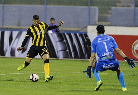 Darwin Núñez, de Peñarol, y Carlos Lampe, de San José, ayer, en el estadio Jesús Bermúdez, en Oruro, Bolivia.
· Foto: Jorge Bernal, AFP Darwin Núñez, de Peñarol, y Carlos Lampe, de San José, ayer, en el estadio Jesús Bermúdez, en Oruro, Bolivia.
· Foto: Jorge Bernal, AFP