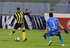 Darwin Núñez, de Peñarol, y Carlos Lampe, de San José, ayer, en el estadio Jesús Bermúdez, en Oruro, Bolivia.
· Foto: Jorge Bernal, AFP Darwin Núñez, de Peñarol, y Carlos Lampe, de San José, ayer, en el estadio Jesús Bermúdez, en Oruro, Bolivia.
· Foto: Jorge Bernal, AFP