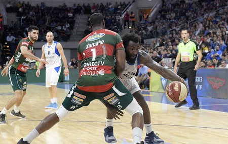 Al Thornton, de Aguada, y DeJuan Blair, de Malvin, ayer, en el Antel Arena. · Foto: Sandro Pereyra Al Thornton, de Aguada, y DeJuan Blair, de Malvin, ayer, en el Antel Arena. · Foto: Sandro Pereyra