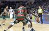 Al Thornton, de Aguada, y DeJuan Blair, de Malvin, ayer, en el Antel Arena. · Foto: Sandro Pereyra Al Thornton, de Aguada, y DeJuan Blair, de Malvin, ayer, en el Antel Arena. · Foto: Sandro Pereyra