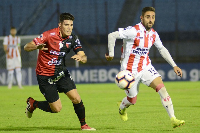 Guillermo Ortiz, de Colón, y Luis Urruti, de River, ayer, en el estadio Centenario. · Foto: Pablo Vignali