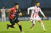Guillermo Ortiz, de Colón, y Luis Urruti, de River, ayer, en el estadio Centenario. · Foto: Pablo Vignali Guillermo Ortiz, de Colón, y Luis Urruti, de River, ayer, en el estadio Centenario. · Foto: Pablo Vignali