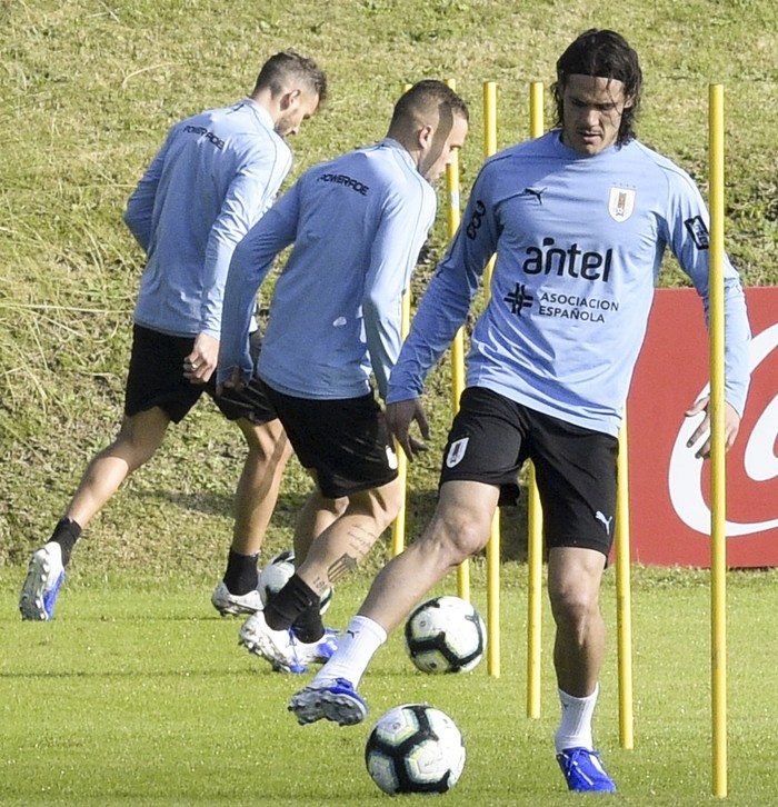 Edinson Cavani, ayer, en el Complejo Celeste. · Foto: Miguel Rojo, AFP