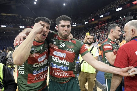 Demian Álvarez y Federico Pereiras, festejan el triunfo de Aguada, anoche, en el Antel Arena.
· Foto: Sandro Pereyra Demian Álvarez y Federico Pereiras, festejan el triunfo de Aguada, anoche, en el Antel Arena.
· Foto: Sandro Pereyra