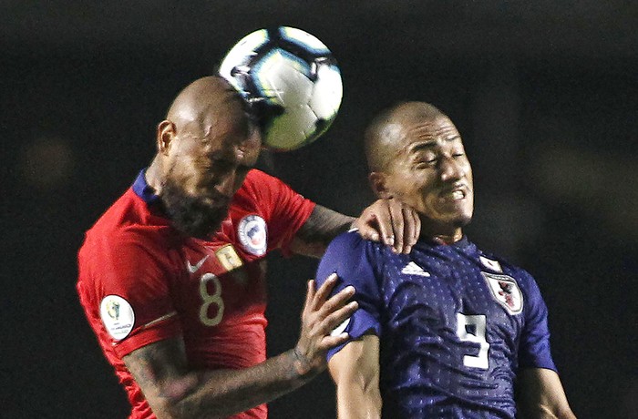 Arturo Vidal, de Chile, y Daizen Maeda, de Japón, ayer, en el estadio Morumbi, en San Pablo, Brasil. · Foto: Miguel Schincariol, AFP