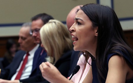 Alexandria Ocasio-Cortez, durante una audiencia sobre "La política de separación de niños de la Administración de Trump: alegatos justificados de maltrato", el 12 de julio en Washington.
· Foto: Win McNamee, Getty Images, AFP Alexandria Ocasio-Cortez, durante una audiencia sobre "La política de separación de niños de la Administración de Trump: alegatos justificados de maltrato", el 12 de julio en Washington.
· Foto: Win McNamee, Getty Images, AFP
